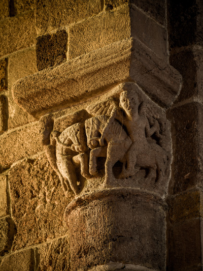 Chapiteau des Génies chevauchant des Chevaux Affrontés dans la nef de la basilique de Brioude