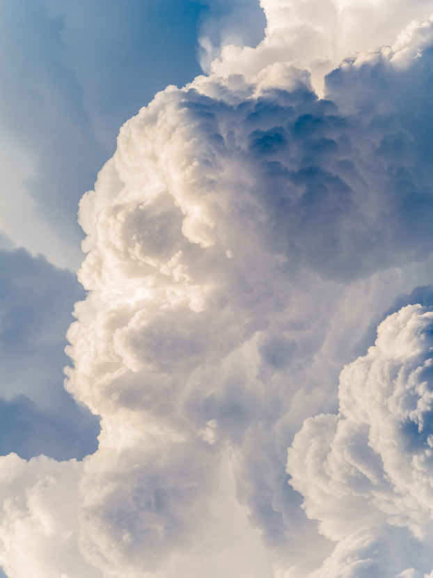 Cumulonimbus en formation dans un ciel bleu
