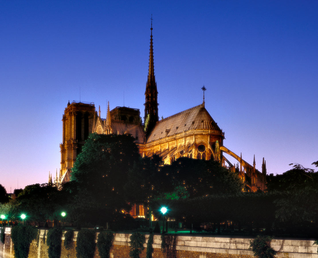 La cathédrale Notre-Dame-de-Paris et son chevet de nuit
