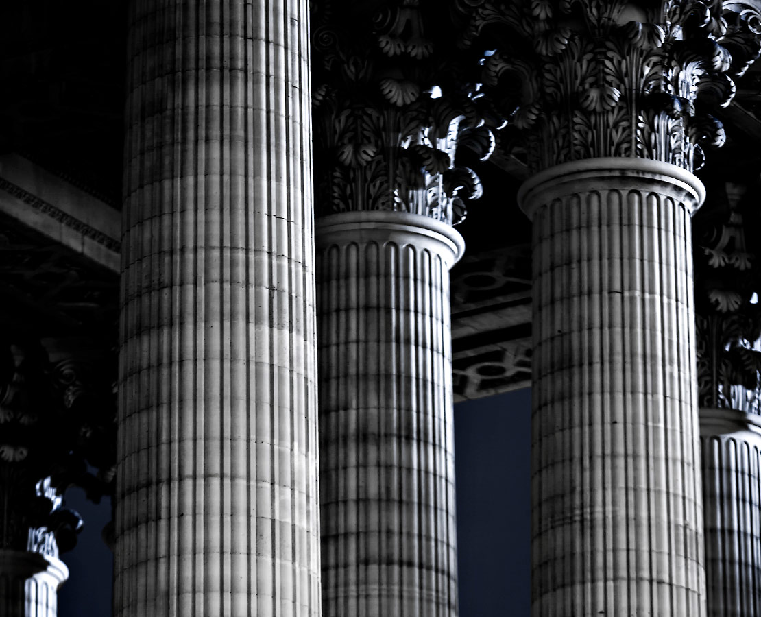 Chapiteaux des colonnes de la façade du Panthéon de Paris de nuit