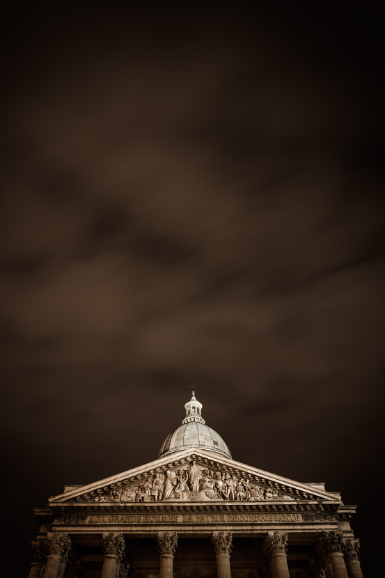 Le fronton et le Dôme du Panthéon de nuit