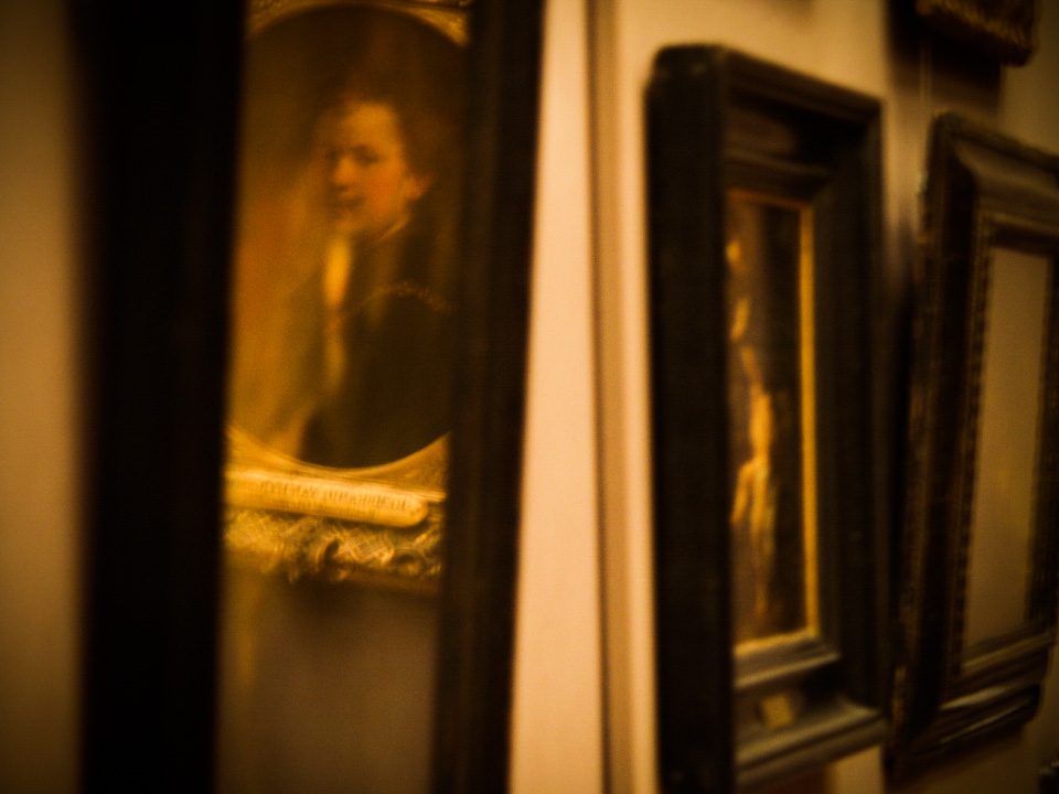 Reflet de la toile de l'autoportrait de Rembrandt au musée du Louvre.