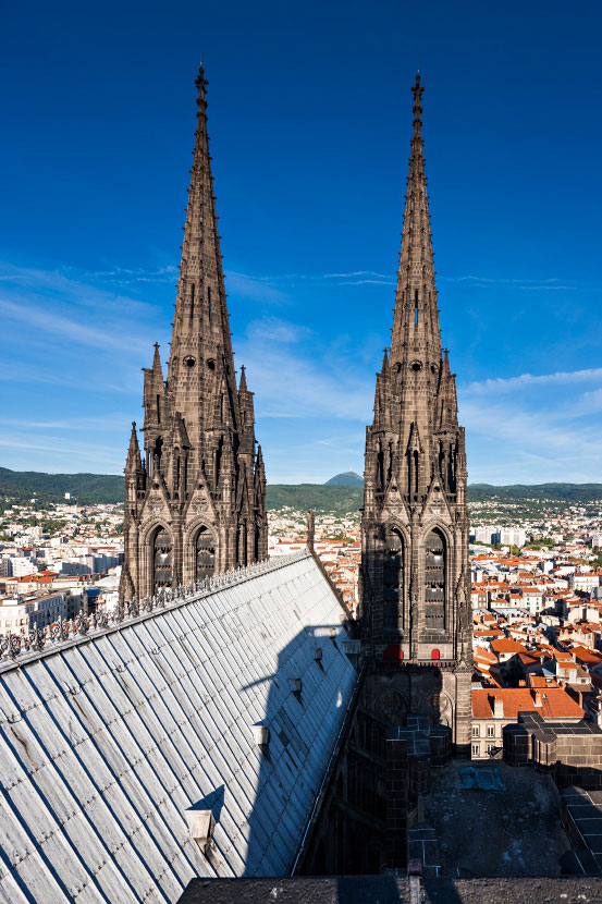 Les deux clochers de la cathédrale de Clermont-Ferrand