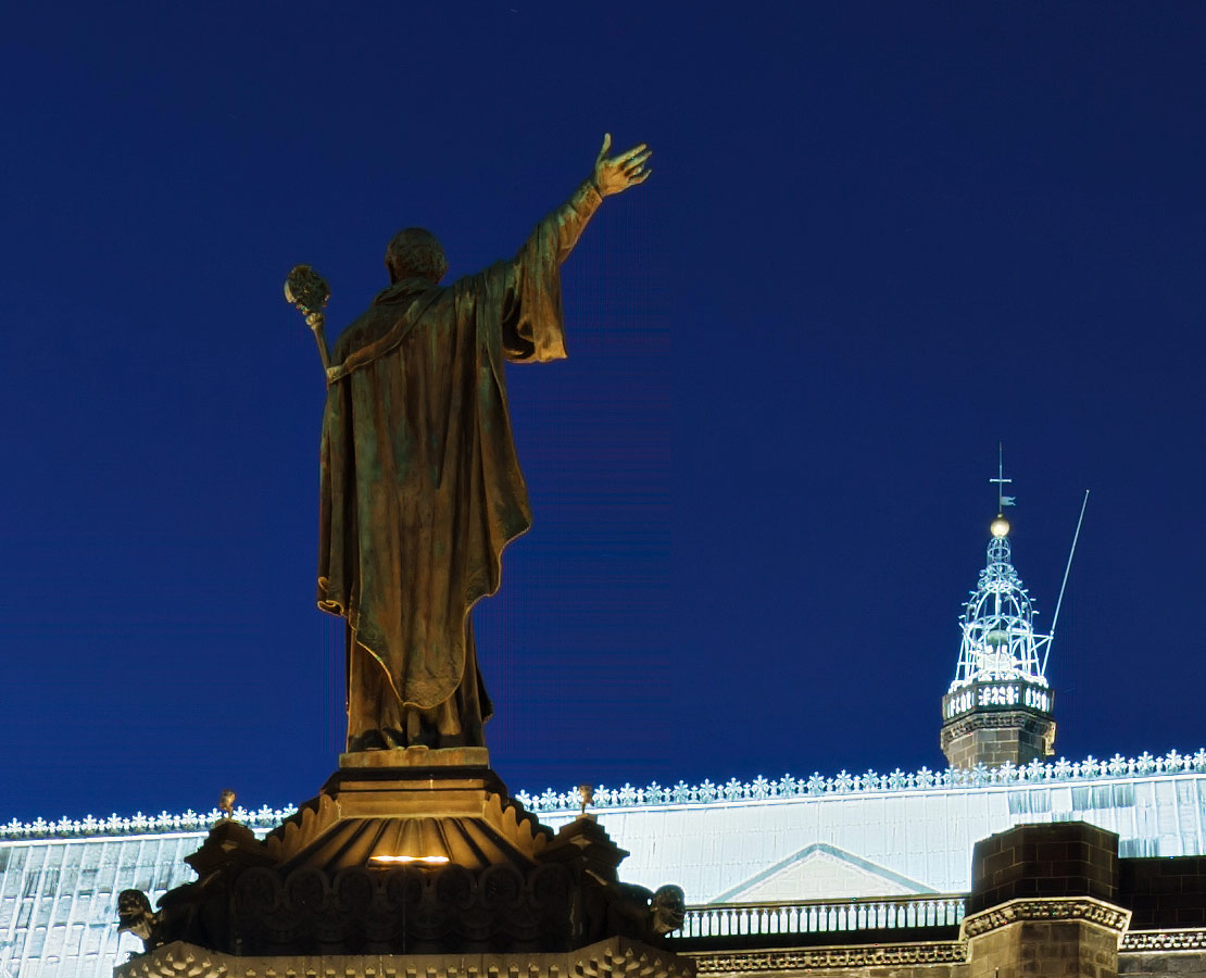 Détail de la statue d'Urbain II sur la place de la Victoire à Clermont-Ferrand