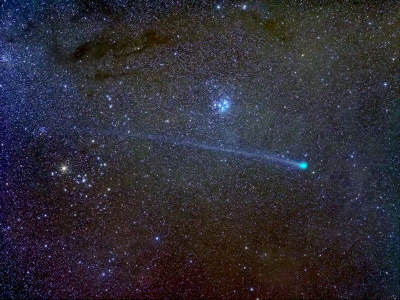La comète Lovejoy passe sous les Pléiades dans la constellation du Taureau en janvier 2015