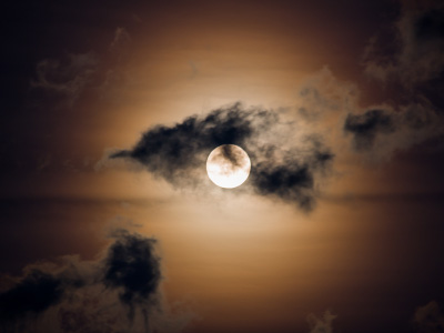 Pleine lune derrière les nuages