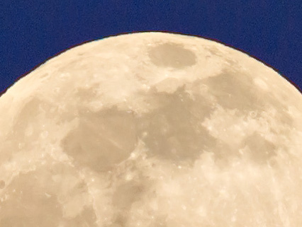 Détail d'une photo de la pleine lune à 100%