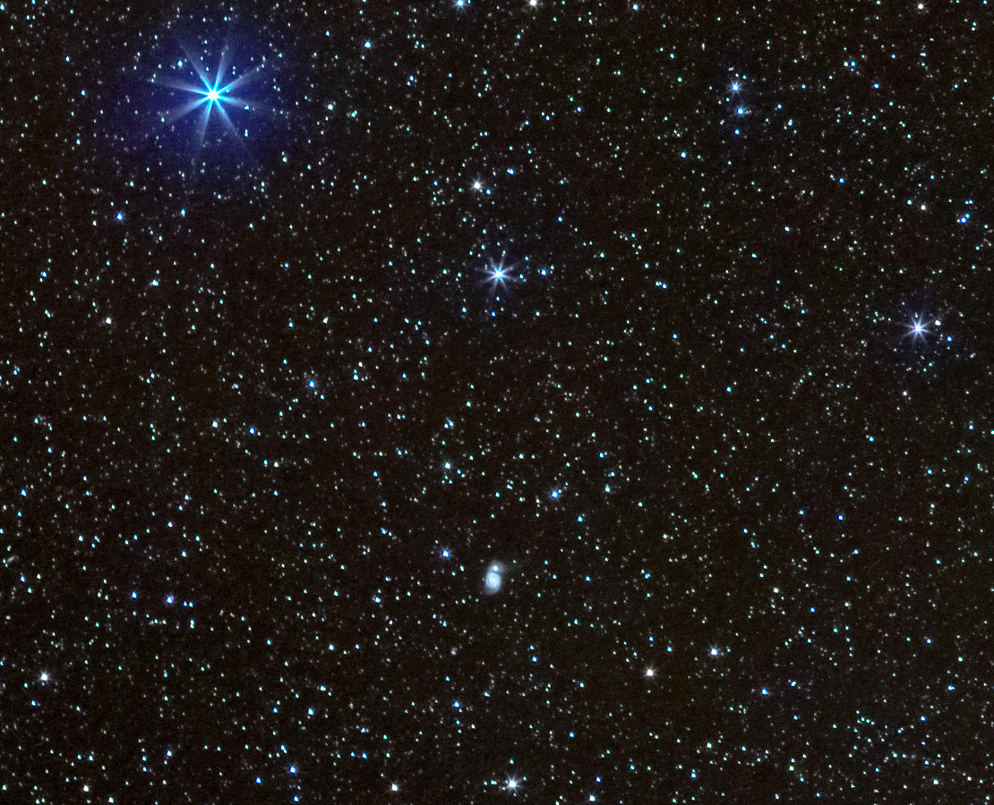 L'étoile Alkaid de la Grande Ourse et la galaxie M51 dans la constellation des Chiens de Chas