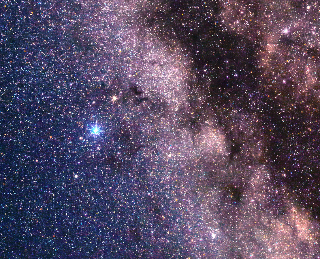 L'étoile Altaïr de la constellation du Cygne devant la voie lactée