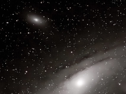 Les galaxies M31 et M32 dans la constellation d'Andromède