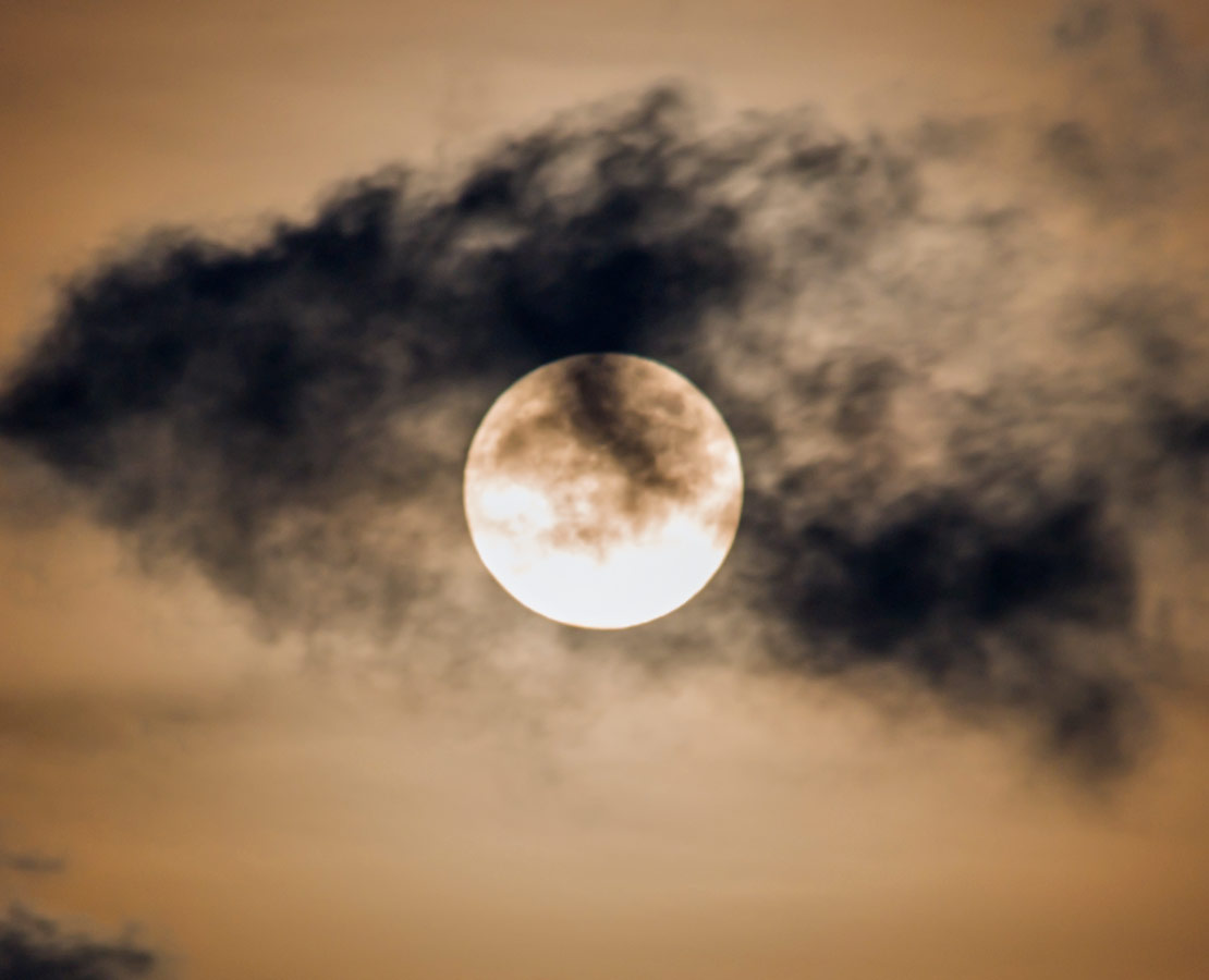 La pleine lune joue à cache-cache avec les nuages... 