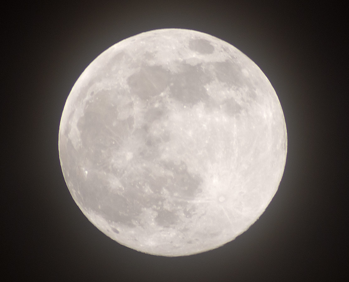 Pleine lune un soir de super lune derrière un ciel légèrement voilé... 