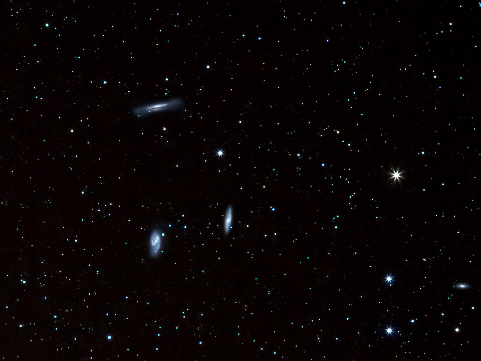 Les trois galaxies M65, M66 et NGC 3628 du trio du Lion
