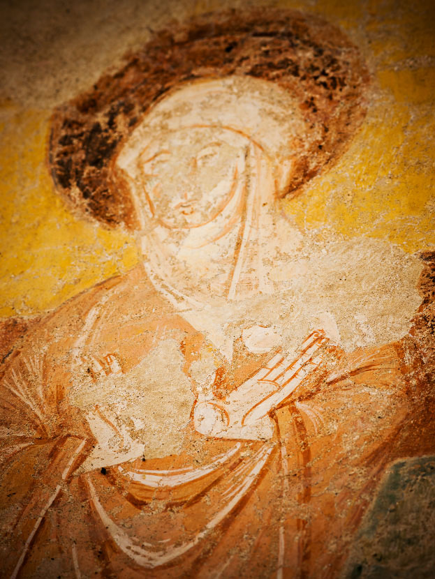 Peinture murale de l'Annonciation dans le chœur de l'église romane Saint-Aignan de Brinay