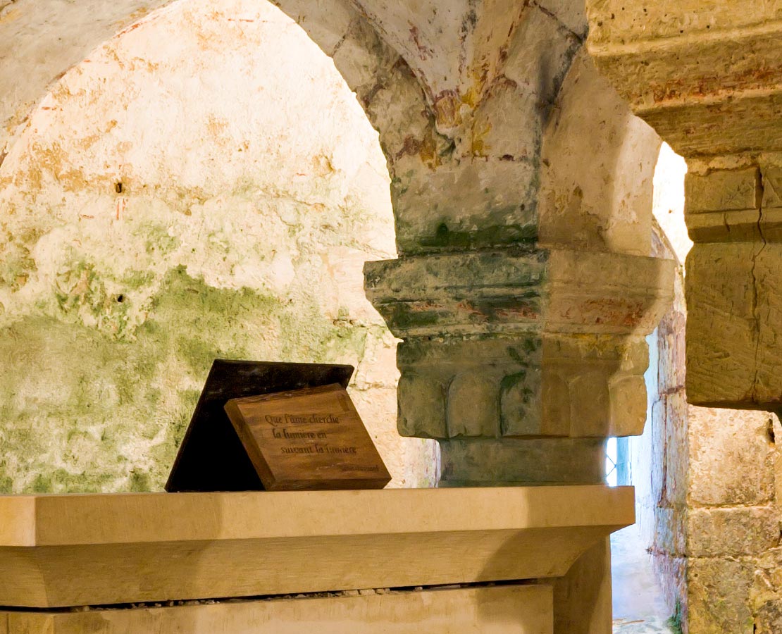 Détail de l'autel de la crypte de l'abbatiale Saint-Martin de Plaimpied-Givaudins, Cher