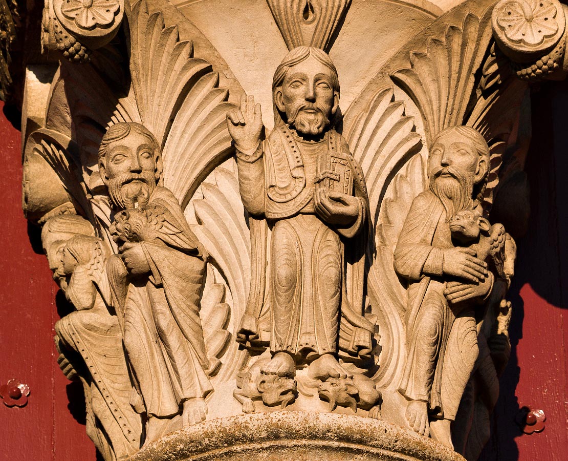 Christ du trumeau du portail central de la façade occidentale de la basilique de Vezelay