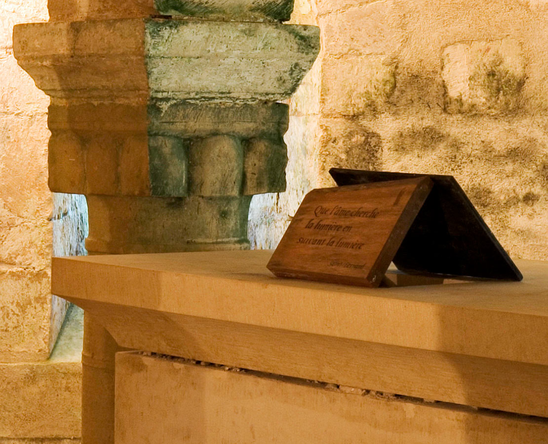 Détail de l'autel de la crypte de l'abbatiale Saint-Martin de Plaimpied-Givaudins, Cher