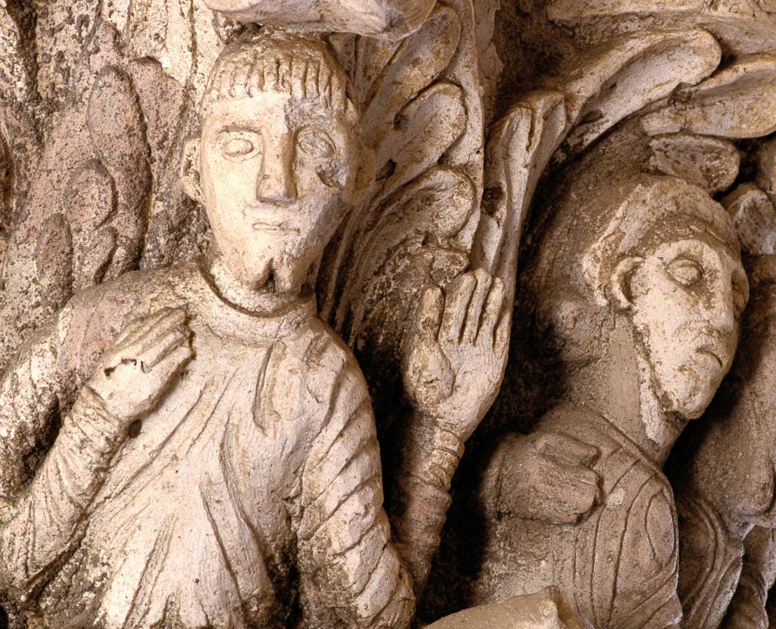 Détail d'un des chapiteaux du narthex de l'abbatiale Saint-Martin de Saint-Benoit-sur-Loire