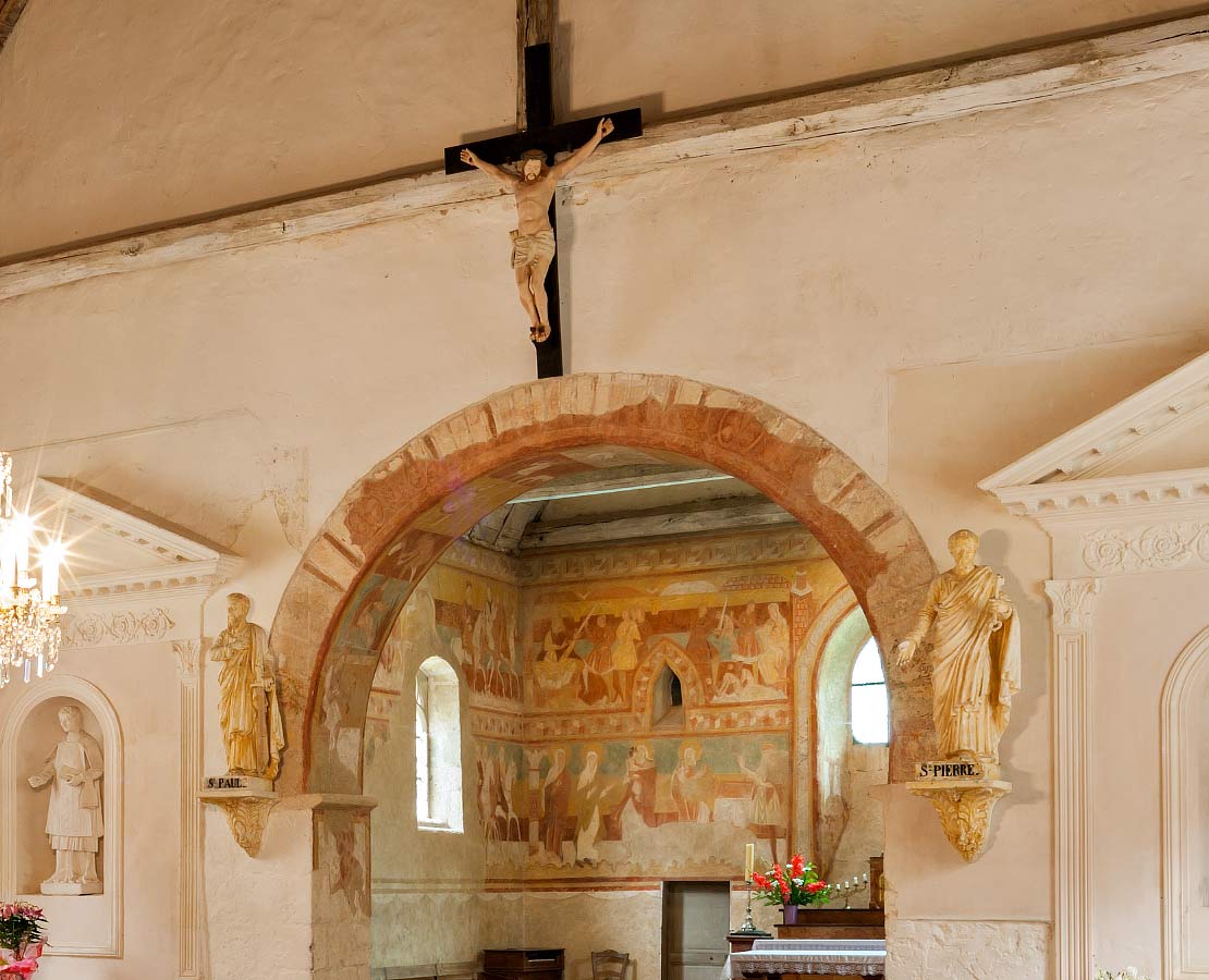 Détail de l'entrée dans le chœur de l'église romane Saint-Aignan de Brinay, Cher