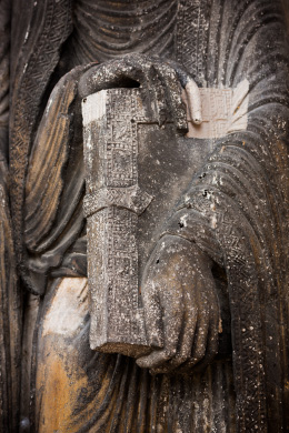 Détail sculpté du portail de Saint-Loup-de-Naud
