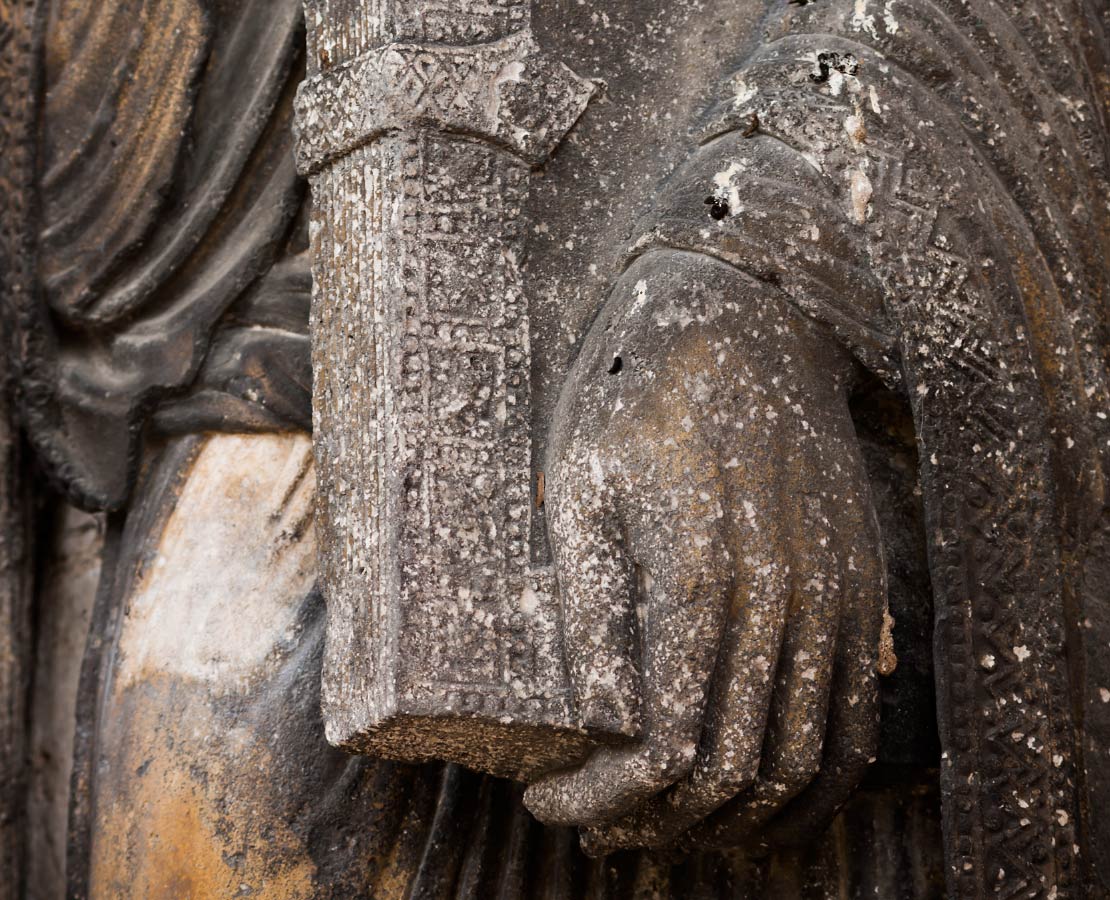 Détail d'une statue-colonne dans l'ébrasement droit du portail de l'église Saint-Loup-de-Saint-Loup-de-Naud sous le porche
