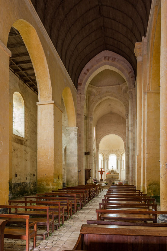 Nef de l'abbaye Saint-Martin de Plaimpied-Givaudins