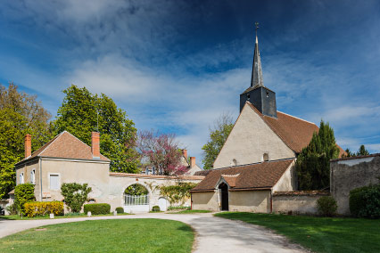 L'église Saint-Aignan sur la place de l'église de Brinay dans le Cher
