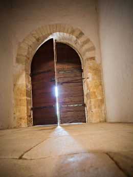 Porte d'entrée en bois de l'église de Brinay