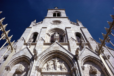 Façade de la basilique Notre-Dame d'Issoudun 
