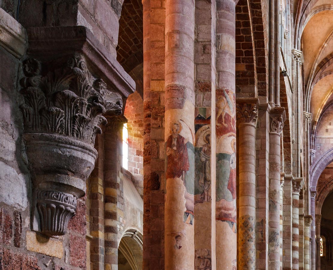 Détail du narthex et de la nef de la basilique Saint-Julien de Brioude: ses fresques et chapiteaux historiés