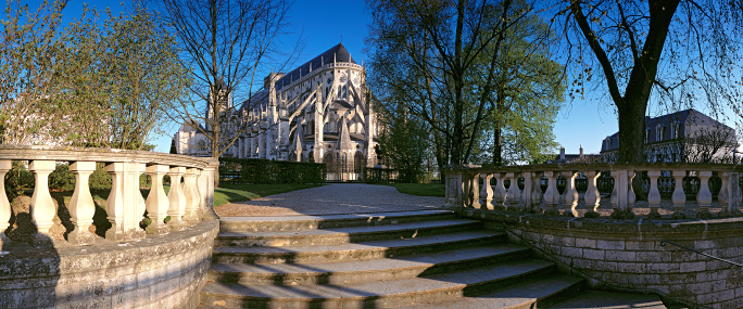 La cathédrale Saint-Etienne de Bourges depuis le jardin de l'Archevéché