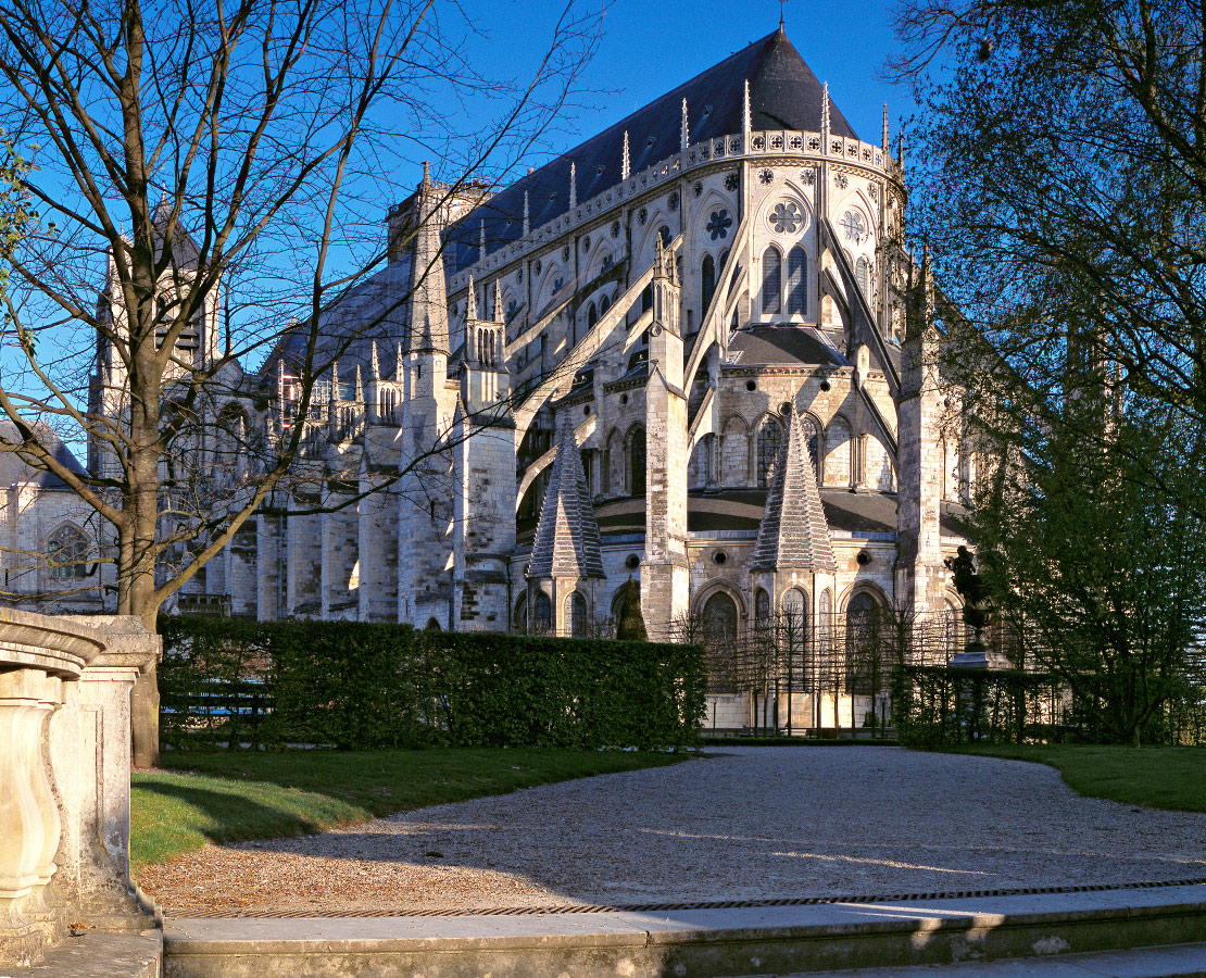 Chevet de la cathédrale Saint-Etienne de Bourges depuis le jardin de Archevêché