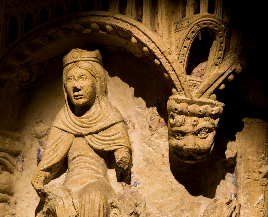 Détail d'un chapiteau du portail sud de la cathédrale de Bourges 