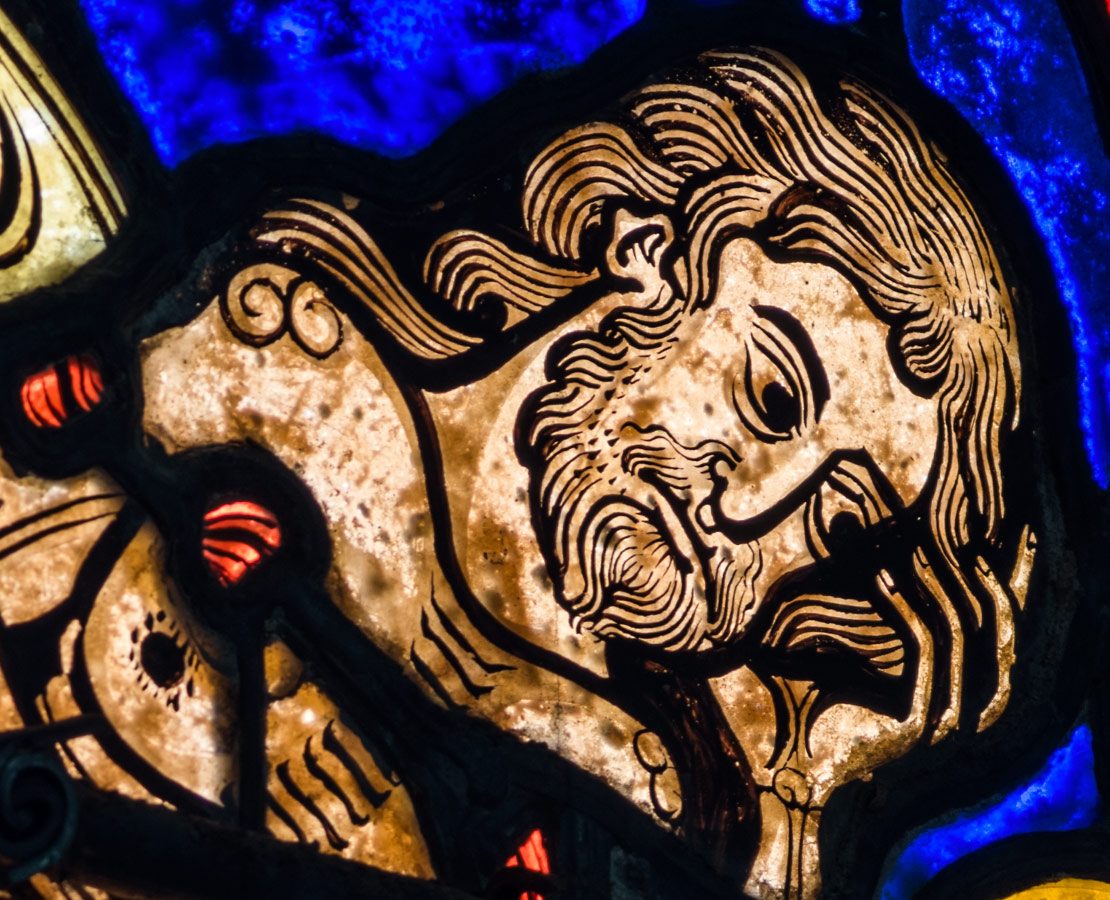Détail sur le visage de Jésus du vitrail du Bon Samaritain de la cathédrale de Bourges