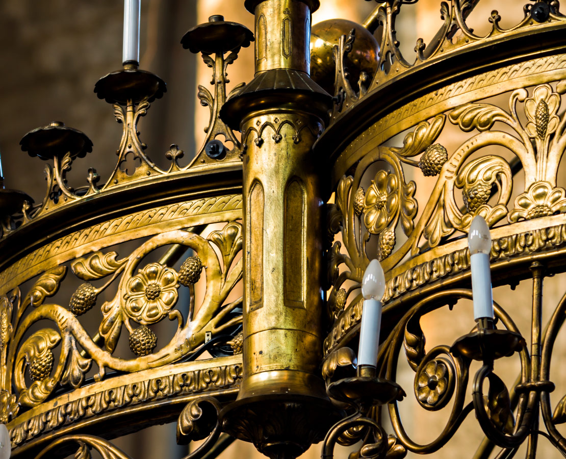 Détail du lustre du chœur de la cathédrale Saint-Etienne de Bourges