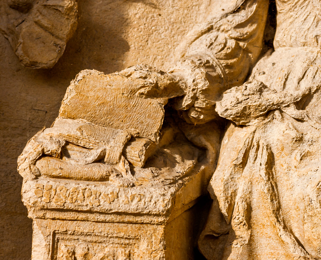 Détail d'une sculpture dite de l'Annonciation de l'arcature du portail central de la cathédrale de Bourges