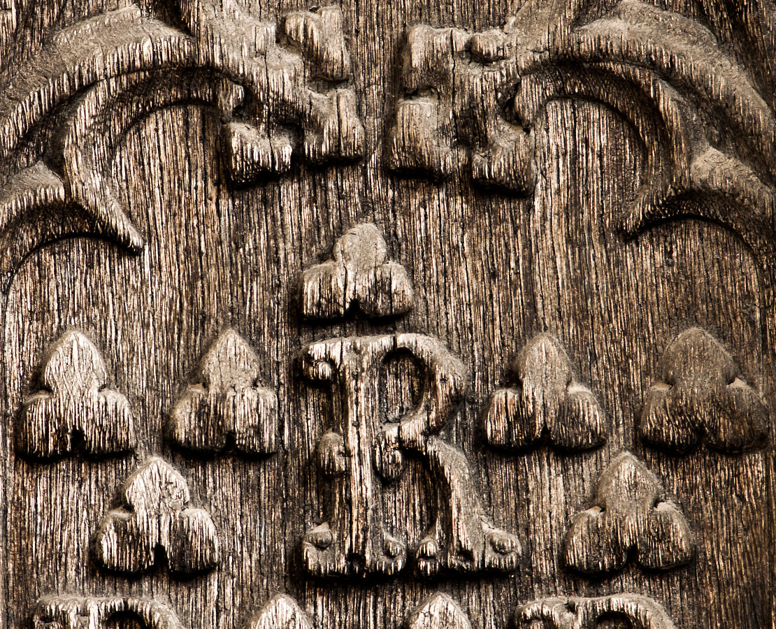 Détail de la porte en bois du portail nord de la cathédrale de Bourges