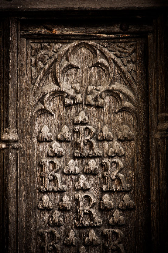 Porte en bois sculptée du portail nord de la cathédrale de Bourges