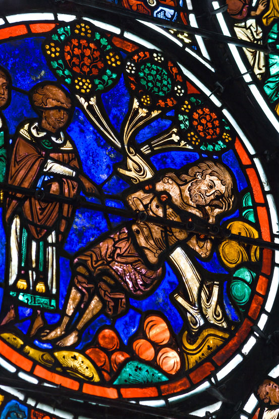 Détail du vitrail du Bon Samaritain dans le déambulatoire de la cathédrale de Bourges. 