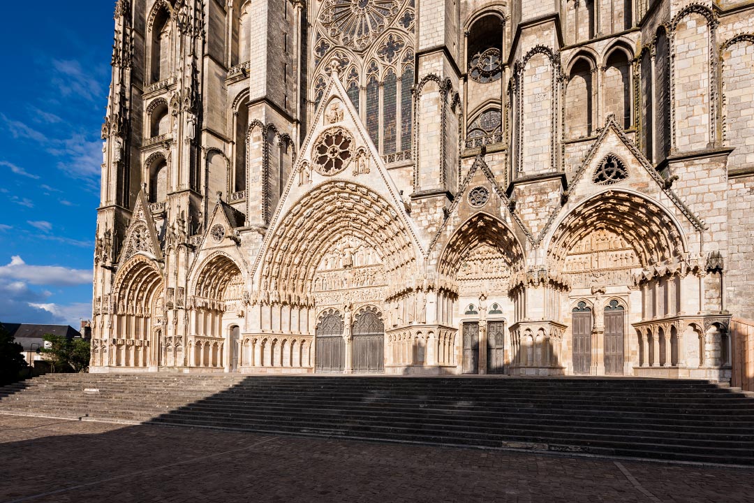 Façade occidentale de la cathédrale de Bourges et ses cinq portails gothiques