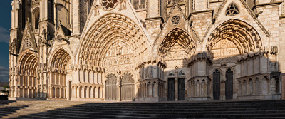Façade occidentale de la cathédrale de Bourges au coucher du soleil