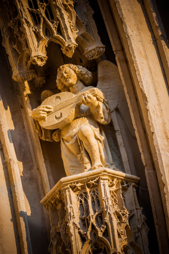Le joueur de mandoline sur les voussures du portail central de la cathédrale de Bourges