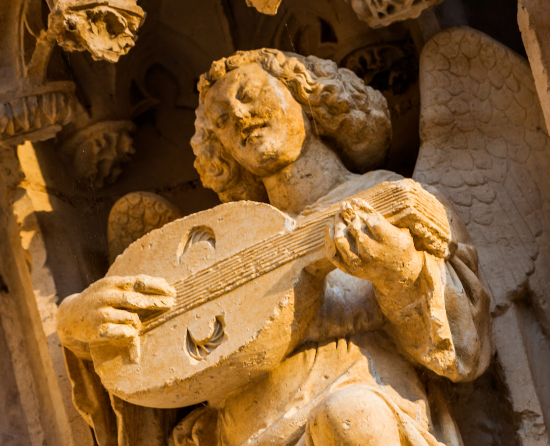 Détail des voussures du portail central de la cathédrale de Bourges : le joueur de mandoline