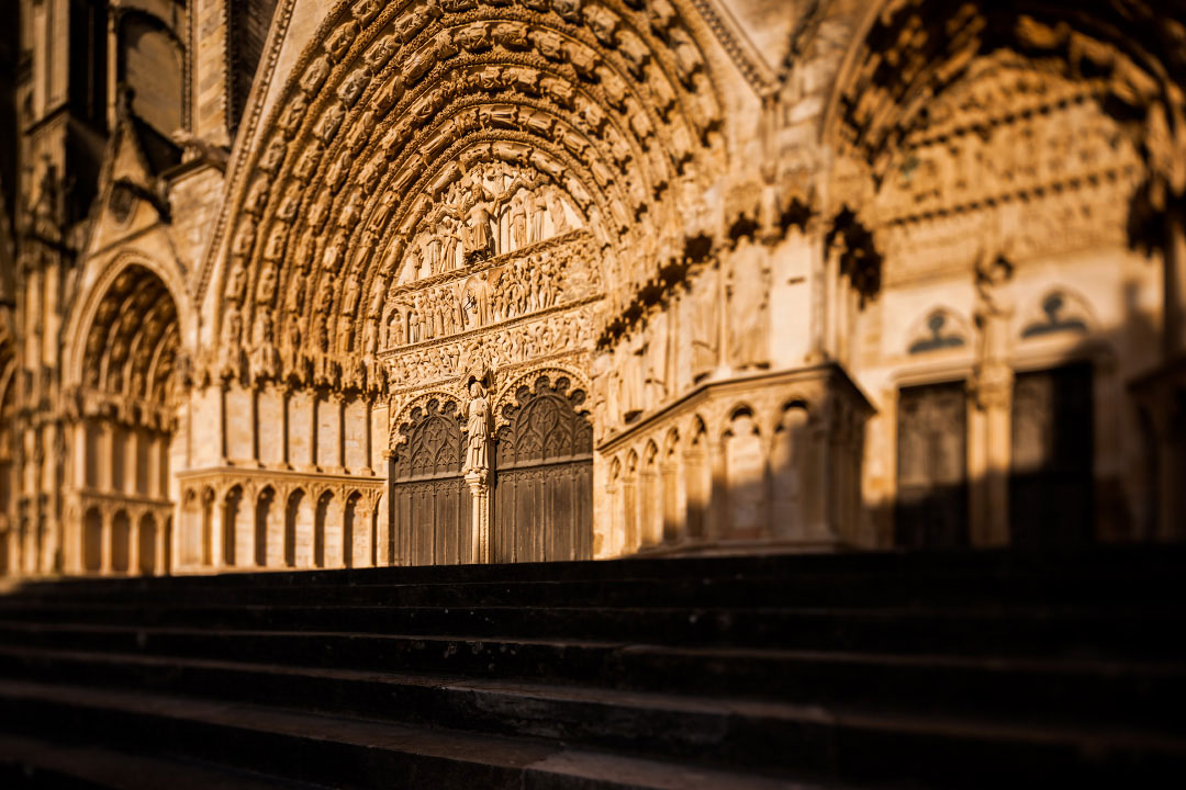 Portail central de la cathédrale de Bourges au coucher du soleil.