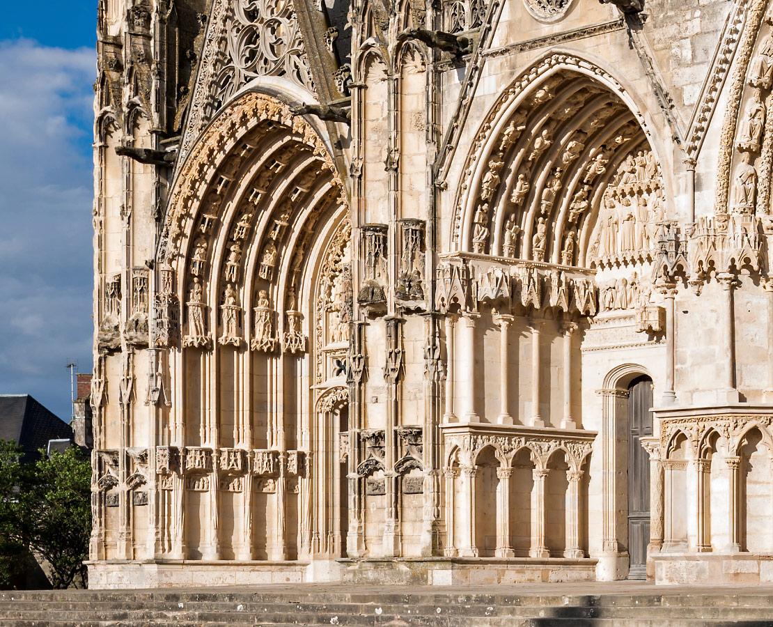 Le portail Saint-Guillaume et le portail de la Vierge de la façade occidentale de la cathédrale Saint-Etienne de Bourges 