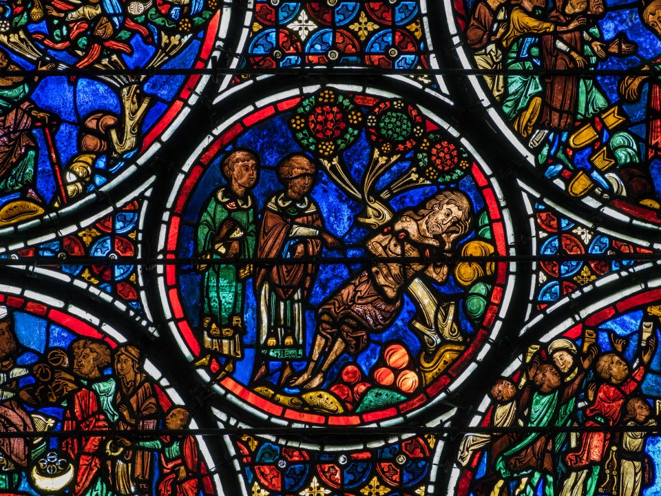 Vitrail du Bon Samaritain dans le déambulatoire de la cathédrale de Bourges.