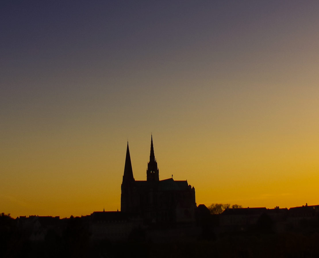 Détail sur la silouhette de la cathédrale Notre-Dame de Chartres dans les lueurs crépusculaire