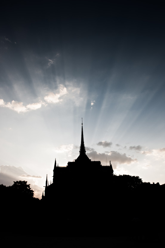 Silhouette de la cathédrale Notre-Dame de Paris au coucher du soleil