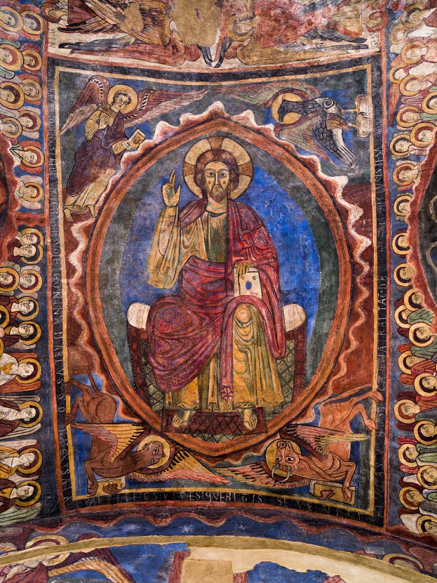 Christ en majesté dans la chapelle Saint-Michel de la basilique Saint-Julien de Brioude. Photo de la basilique de Brioude
