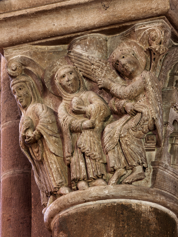Chapiteau des Saintes-Femmes dans la basilique romane de Brioude.